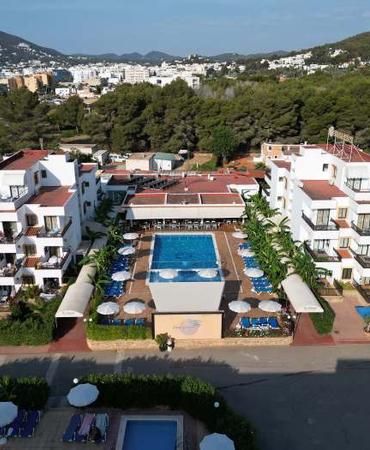 A OTTOBRE L’ESTATE È ANCORA QUI Invisa Hotel Club Cala Verde**** Playa Es Figueral A OTTOBRE L’ESTATE È ANCORA QUI Invisa Hotel Club Cala Verde**** Playa Es Figueral