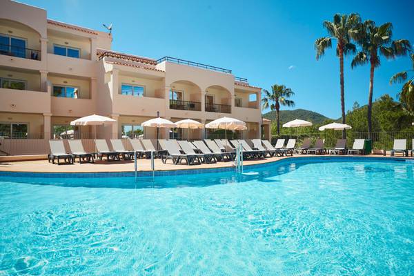Piscine all'aperto Invisa Hotel Club Cala Blanca Playa Es Figueral Piscine all'aperto Invisa Hotel Club Cala Blanca Playa Es Figueral