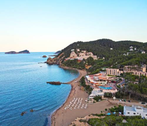 Hoteles vs. apartahoteles en Ibiza: ¿Cuál es la mejor opción? Invisa Hoteles