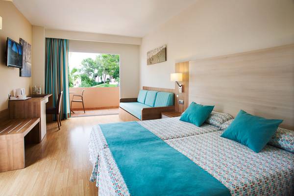 Premium-Zimmer mit Poolblick Invisa Hotel Club Cala Blanca auf Es Figueral Beach