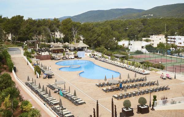 Vue panoramique Invisa Hotel Club Cala Blanca en Plage Es Figueral