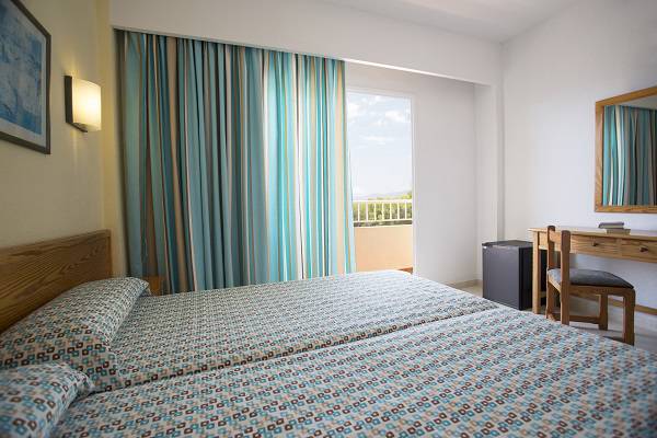 Standard 2+1 Invisa Hotel Ereso in Es Canar Beach