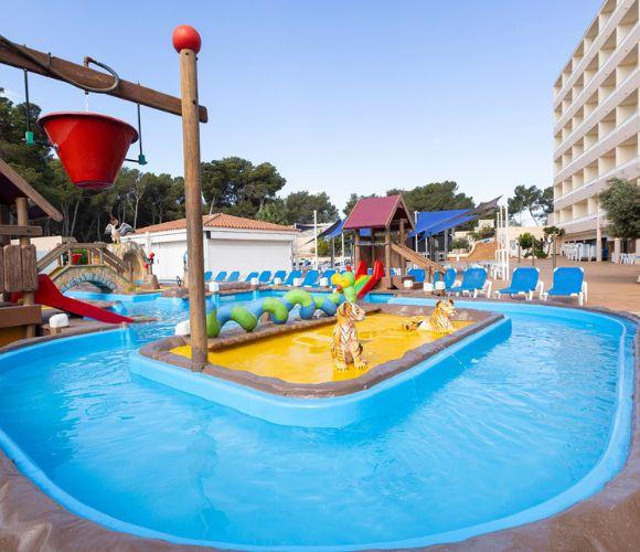 Ottimi servizi in spiaggia Invisa Hotel Ereso*** Es Canar Ottimi servizi in spiaggia Invisa Hotel Ereso*** Es Canar