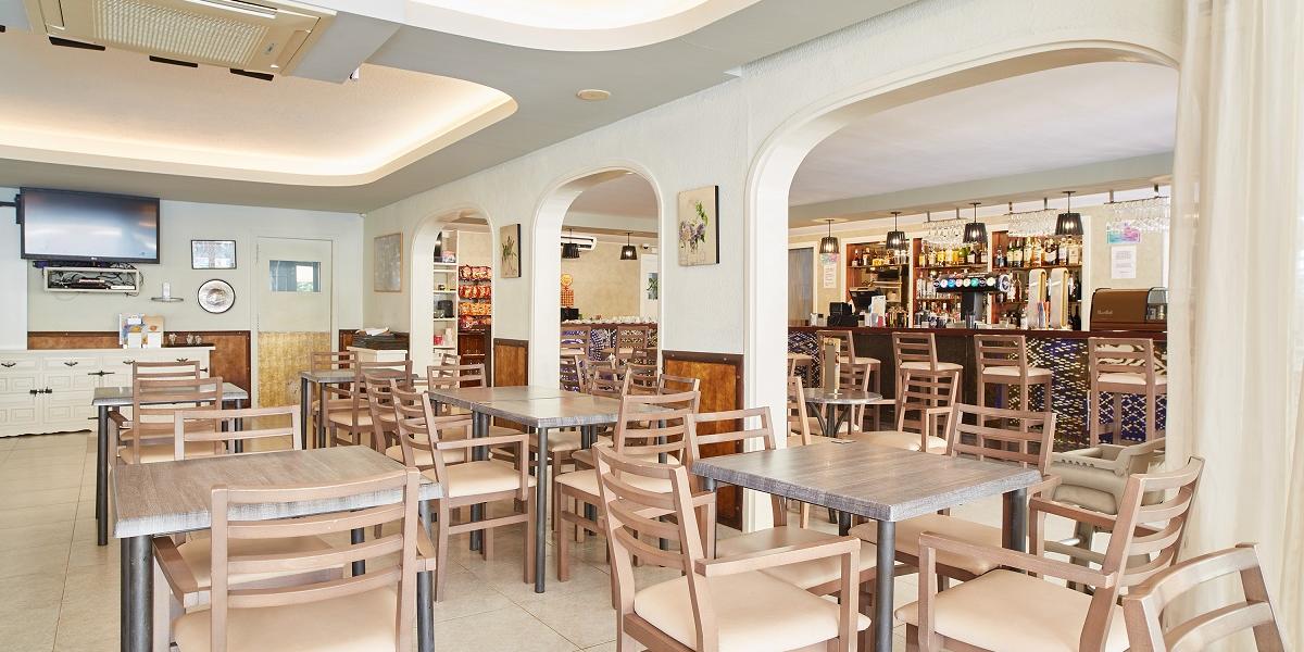 Terrace bar: informal food and fun moments Aptos. Casa Luís by Invisa Santa Eulalia Terrace bar: informal food and fun moments Aptos. Casa Luís by Invisa Santa Eulalia