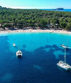 Cala Bassa: Ihr ultimativer Reiseführer zu Ibizas türkisfarbenem Juwel Invisa Hotels Cala Bassa: Ihr ultimativer Reiseführer zu Ibizas türkisfarbenem Juwel Invisa Hotels