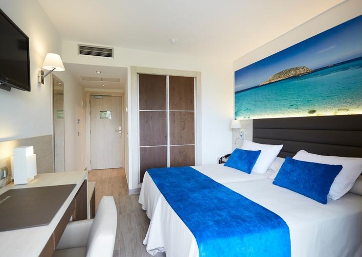 Doppia Superior vista mare Invisa Hotel Club Cala Blanca*** Playa Es Figueral Doppia Superior vista mare Invisa Hotel Club Cala Blanca*** Playa Es Figueral