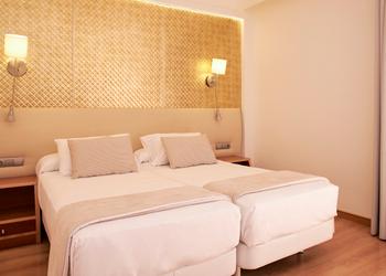 Premium-Doppelzimmer mit Poolblick Invisa Hotel La Cala**** Santa Eulalia Premium-Doppelzimmer mit Poolblick Invisa Hotel La Cala**** Santa Eulalia
